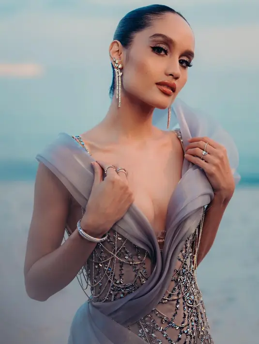 Mini dress bertabur payet, dilengkapi dengan cape yang di bagian lengan, menyambung hingga ke train. Menurut keterangannya di caption foto yang diunggahnya di Instagram, kostum ini terinspirasi dari Jaka Tarub dan Tujuh Bidadari, mempresentasikan cerita rakyat khas Indonesia. Foto: Instagram.