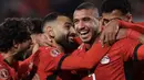Pemain Liverpool tersebut berhasil membawa Mesir unggul 2-0 setelah memberikan assist untuk gol Ramy Raiba melalui sepak pojok. (AFP/Franck Fife)