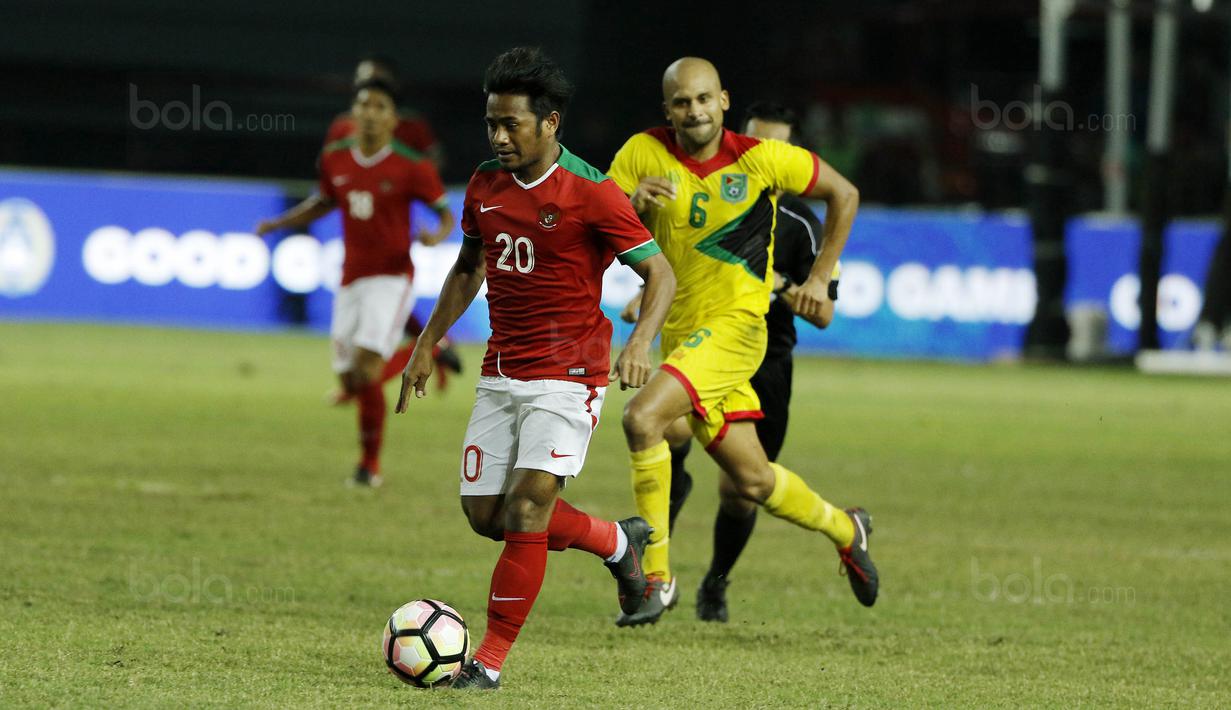 Gelandang Indonesia, Ilham Udin Armayn, menggiring bola saat pertandingan persahabatan melawan Guyana di Stadion Patriot, Bekasi, Sabtu (25/11/2017). Indonesia menang 2-1 atas Guyana. (Bola.com/M Iqbal Ichsan)