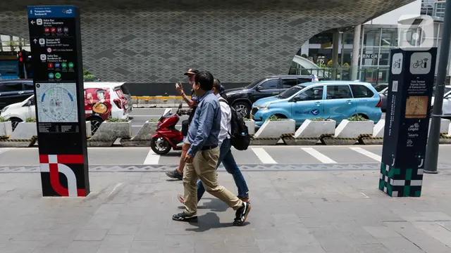 Aktivitas Warga Jakarta saat Hari Tanpa Bayangan
