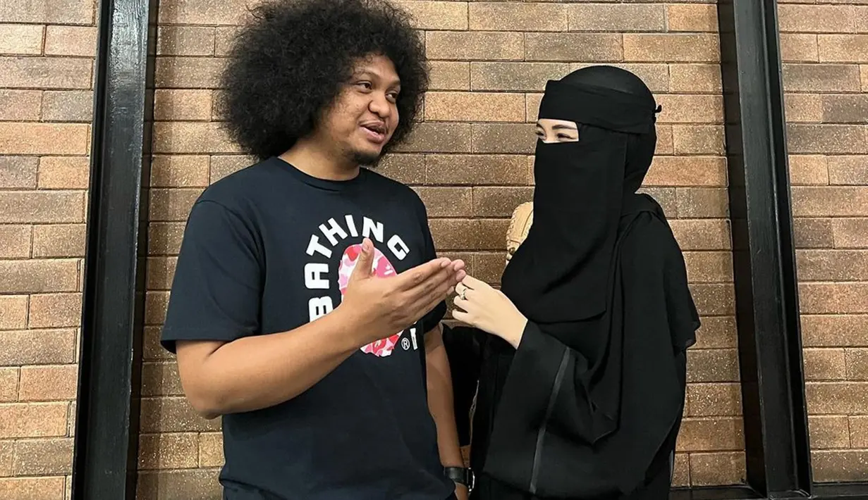 Komika lucu yang identik dengan rambut kribo ini memang memiliki istri cantik bernama Zulfati Indraloka. Momen kekompakan Babe Cabita dan istri ini terlihat sat kenakan baju warna senada. Kemesraan Babe dan istri ini banjir pujian. (Liputan6.com/IG/babecabiita)