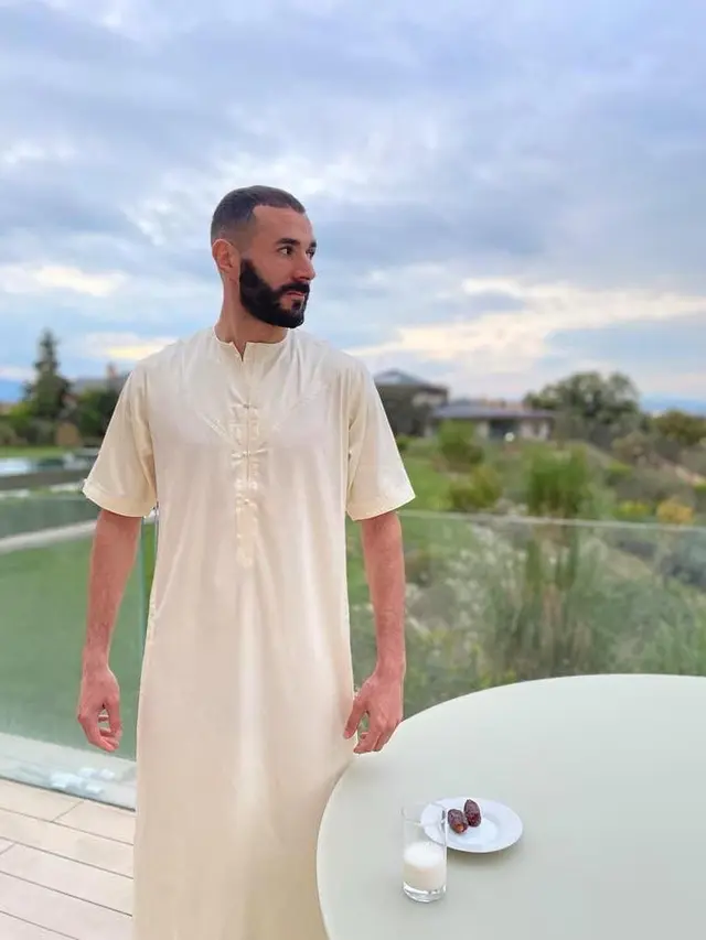 6 Potret Karim Benzema Pakai Busana Muslim, Tetap Puasa saat Sepak Bola