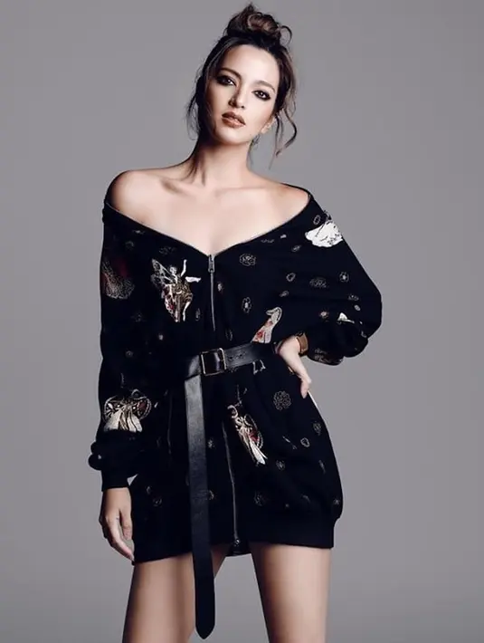 Seperti saat penampilannya di pemotretan ini. Dirinya begitu memesona ketika pakai gaun off shoulder hitem pendek. Rambutnya yang ditata ala messy hair, menambah kesan elegan.(Liputan6.com/IG/@ramadhaniabakrie)