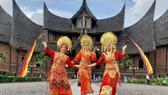 Ira Wibowo mengenakan busana adat Minang (Instagram/irawbw)
