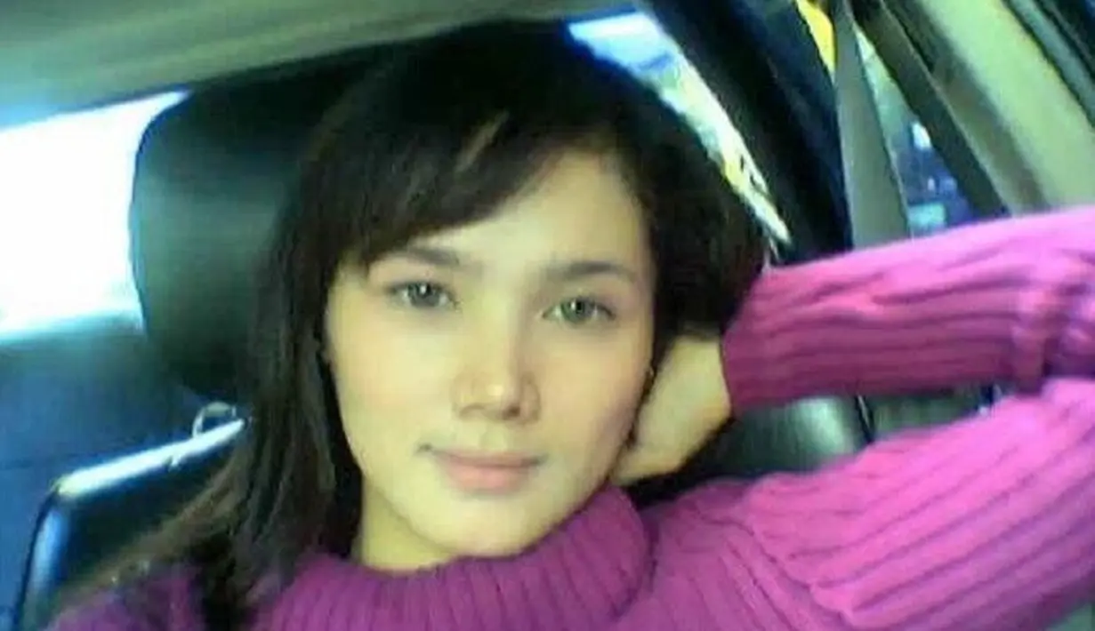 Ia terlihat mengunggah foto saat ia masih SMA dan kuliah. Ternyata sejak dulu Mulan sudah menggunakan lensa kontak. (Foto: instagram.com/mulanjameela1)