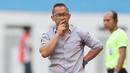 <p>Pelatih Persikabo 1973, Aji Santoso, saat melawan Madura United dalam laga pekan kesembilan BRI Liga 1 2023/2024 di Stadion Wibawa Mukti, Cikarang, Sabtu (19/8/2023). (Bola.com/Abdul Aziz)</p>