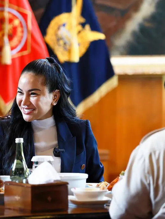 Rambut panjangnya diikat setengah dengan wajah natural tanpa makeup berlebih. Memancarkan aura lady bossnya.  [nikitamirzaniwardi_172]