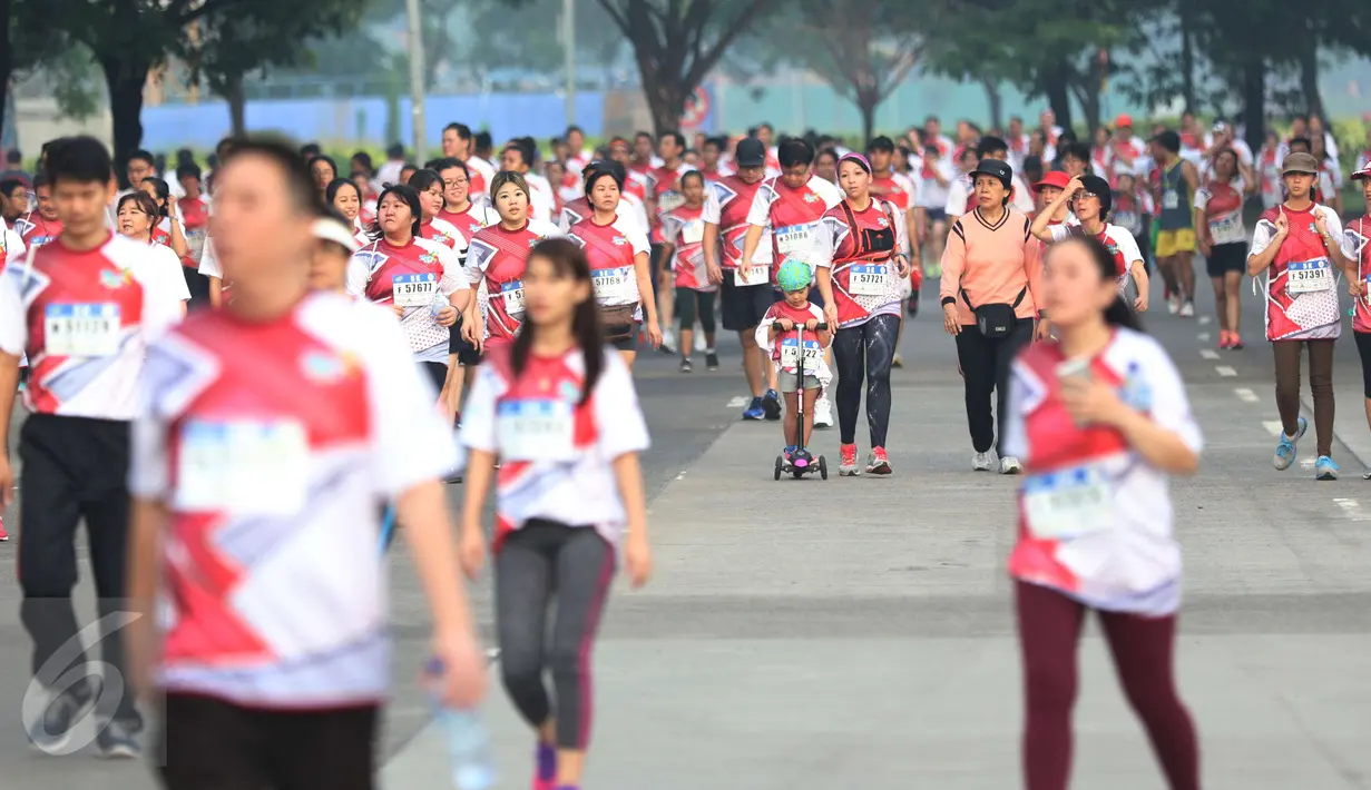 Para peserta mengikuti acara lomba lari Joyful Run 2017 di Alam Sutera, Tangerang Selatan, Minggu (7/5). Pemenang lomba lari Joyful Run 2017 disediakan hadiah Rp 1 juta hingga Rp 500 ribu. (Liputan6.com/Helmi Afandi)