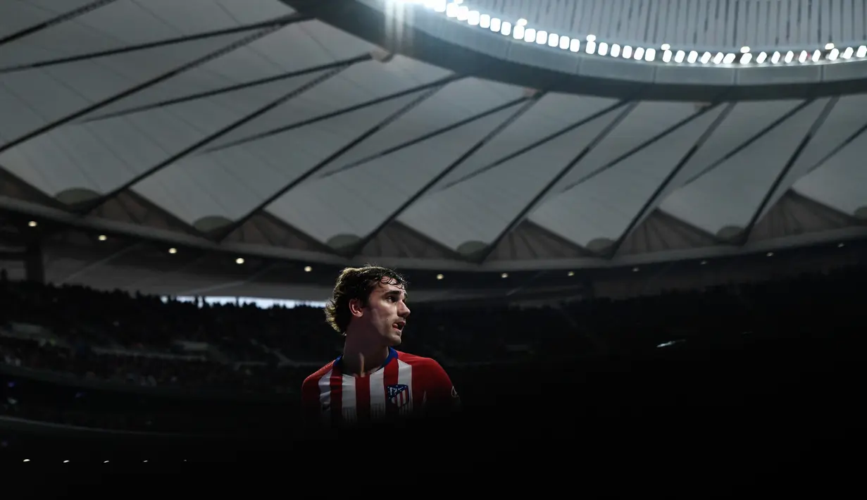Menarik ditunggu apakah Antoine Griezmann akan menjadi pelayan atau pesaing dari Lionel Messi. (Photo by OSCAR DEL POZO / AFP)