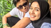 Momen usai lamaran Engku Emran diterima oleh orangtua Laudya Cynthia Bella di Bandung pada 9 Juli 2017. (Instagram @iamkumbre)