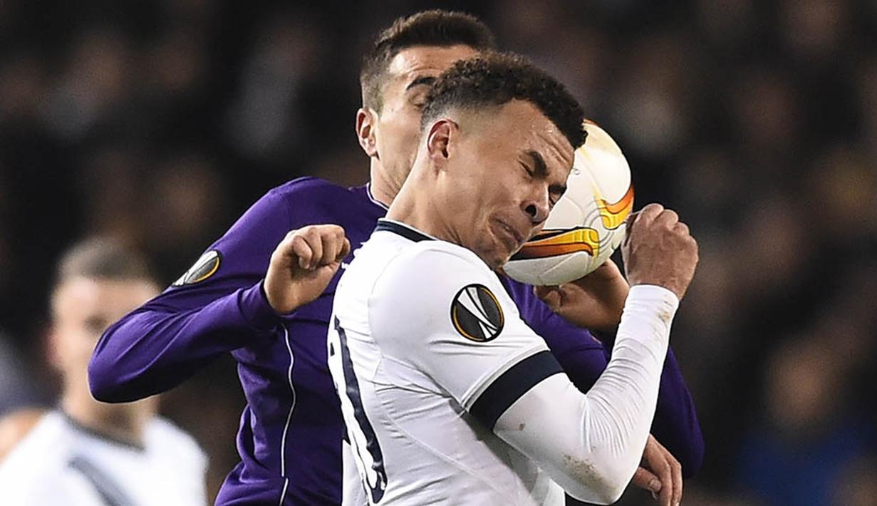 Gelandang Tottenham, Dele Alli, berebut bola atas dengan pemain Fiorentina. Keunggulan Tottenham pada laga itu dimulai dari gol yang dicetak oleh Ryan Mason. (Reuters/Dylan Martinez)