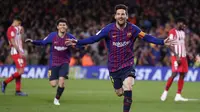 Striker Barcelona, Lionel Messi, melakukan selebrasi usai membobol gawang Atletico Madrid pada laga La Liga di Stadion Camp Nou, Sabtu (6/4). Barcelona menang 2-0 atas Atletico Madrid. (AP/Manu Fernandez)