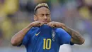 Striker Brasil, Neymar, menangis usai mengalahkan Kosta Rika pada laga grup E Piala Dunia di Stadion Krestovsky, St Petersburg, Jumat (22/6/2018). Pada laga ini Neymar berhasil mencetak gol perdana Piala Dunia 2018. (AP/Dmitri Lovetsky)
