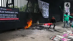 Unjuk rasa menentang pengesahan Revisi Undang-Undang Tentara Nasional Indonesia (RUU TNI) menjadi Undang-Undang yang dilakukan para mahasiswa dari berbagai universitas di Jakarta diwarnai dengan pembakaran ban bekas. (Liputan6.com/Herman Zakharia)