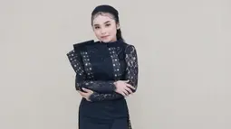 Salah satu penampilannya yang selalu banjir pujian yakni kala memakai outfit serba gelap. Seperti saat pelantun lagu "Selimut Biru" ini tampil memesona dengan gaun hitam ini. (Liputan6.com/IG/@tasya_ratu_gopo)