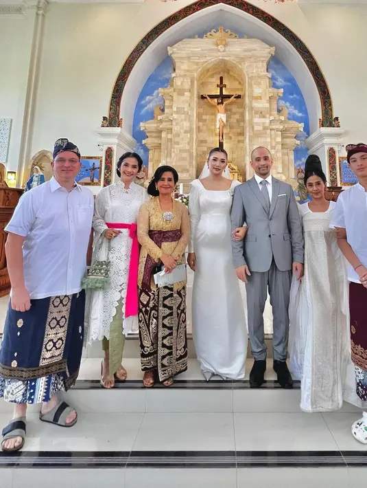 Maudy bersama suami dan anak gantengnya menghadiri pernikahan Adit dan Lala di Bali. Pemeran Zaenab itu bersama keluarganya kompak mengenakan busana putih-putih. [Instagram/maudykoesnaedi]