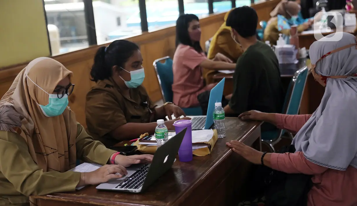 Petugas kesehatan mendata warga yang menjalani vaksinasi booster kedua atau dosis keempat di kawasan Kantor Wali Kota Jakarta Timur, Jakarta, Selasa (24/1/2023). Alasan pemerintah mulai mengizinkan masyarakat 18 tahun ke atas bisa divaksin COVID-19 lantaran melihat data serta situasi epidemiologi kasus COVID-19 dan adanya varian baru. (Liputan6.com/Johan Tallo)