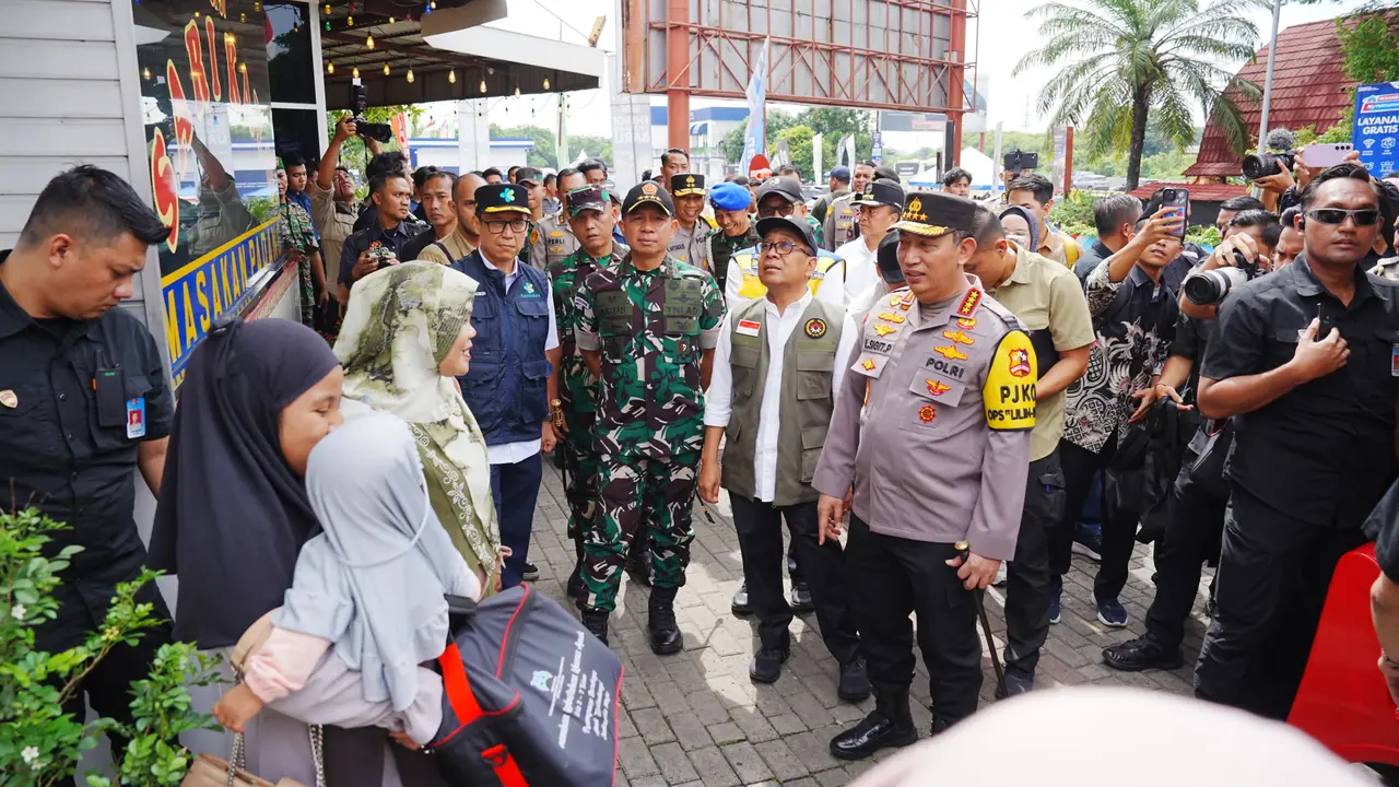 Kapolri Jenderal Polisi, Listyo Sigit Prabowo saat memantau kesiapan jajarannya melakukan pengamanan libur Natal dan Tahun Baru 2024. (Dok: Humas Polri)