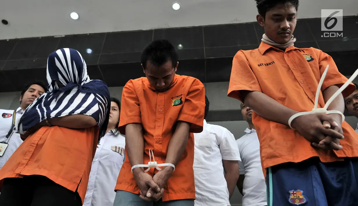 Tersangka praktik prostitusi saat rilis di Mapolda Metro Jaya, Jakarta, Rabu (8/8). Polda Metro Jaya berhasil mengungkap jaringan praktik prostitusi di Apartemen Kalibata City. (Merdeka.com/Iqbal Nugroho)