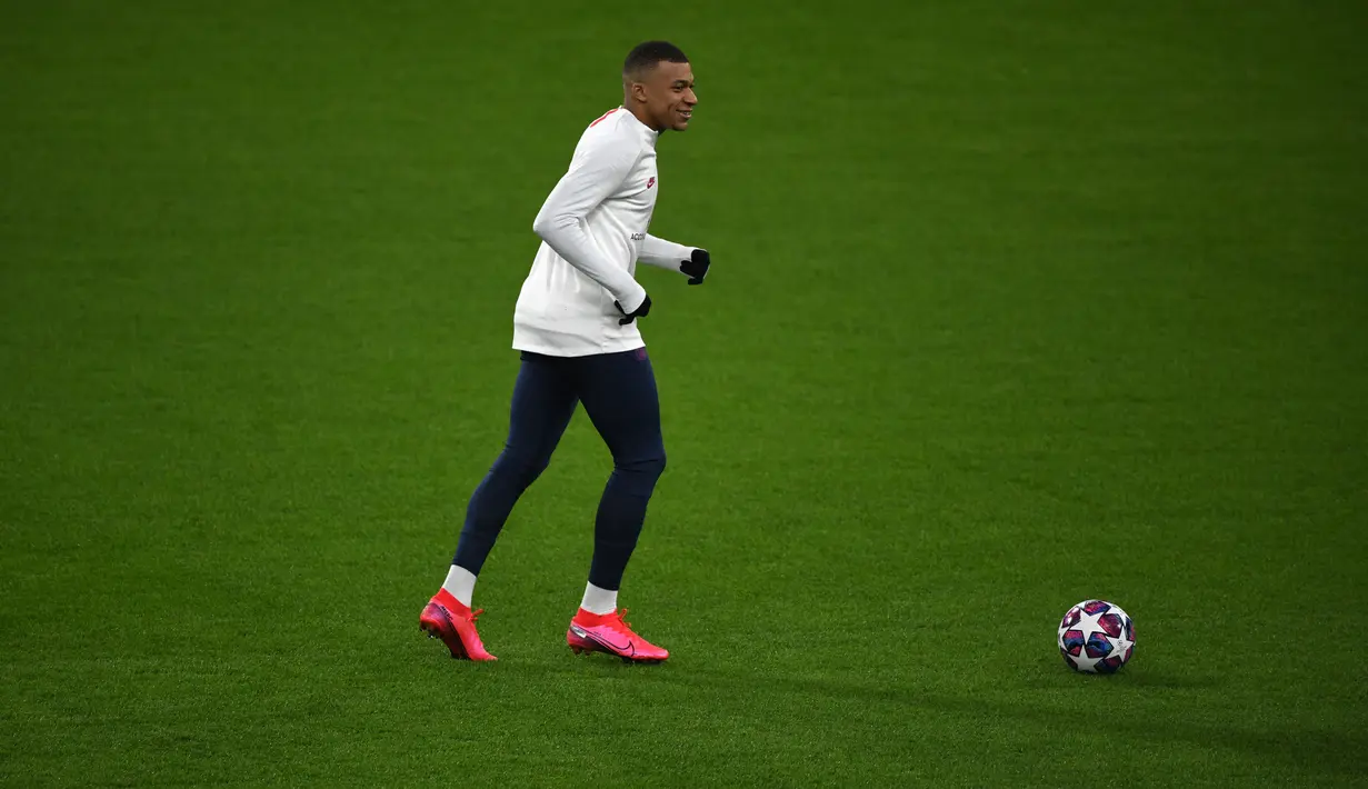 Penyerang PSG, Kylian Mbappe saat mengikuti sesi latihan tim di stadion Signal Iduna Park di Dortmund, Jerman (17/2/2020). PSG akan bertanding melawan Borussia Dortmund pada leg pertama babak 16 Liga Champions.  (AFP Photo/Ina Fassbender)