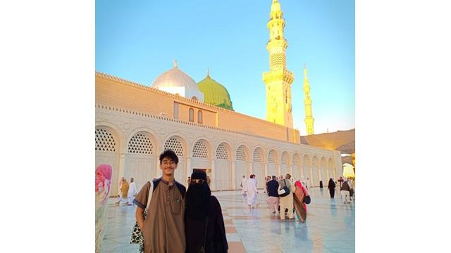 5 Potret Kedekatan Abidzar dengan Umi Pipik, Selalu Mesra