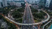 Suasana pembangunan simpang susun semanggi, Jakarta, Selasa (21/3). Lintasan kedua memiliki panjang 826 m, menghubungkan Jalan Gatot Soebroto di sisi Wisma Mulia dengan Jalan Raya Jendral Sudirman arah Bundaran Senayan. (Liputan6.com/Faizal Fanani)