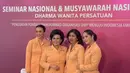 Rambutnya ditata sanggul updo dengan bagian depan rambut tampak rapi tanpa poni dan tanpa hiasan rambut. [@annisayudhoyono]