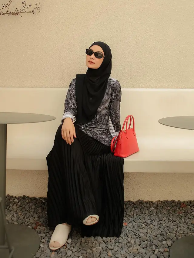 6 Gaya Padupadan Rok Plisket ala Shireen Sungkar untuk Busana Muslim yang Tampak Mewah