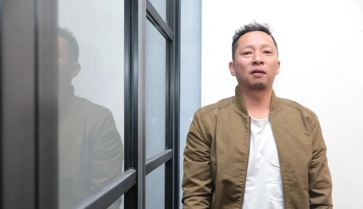 Saat itu Ringgo meninggalkan buah hatinya sekitar 26 hari untuk menjalani syuting film Satu Hari Nanti. Waktu hampir sebulan menjalani syuting Satu Hari Nanti di negeri yang terkenal dengan cokelatnya tersebut. (Adrian Putra/Bintang.com)