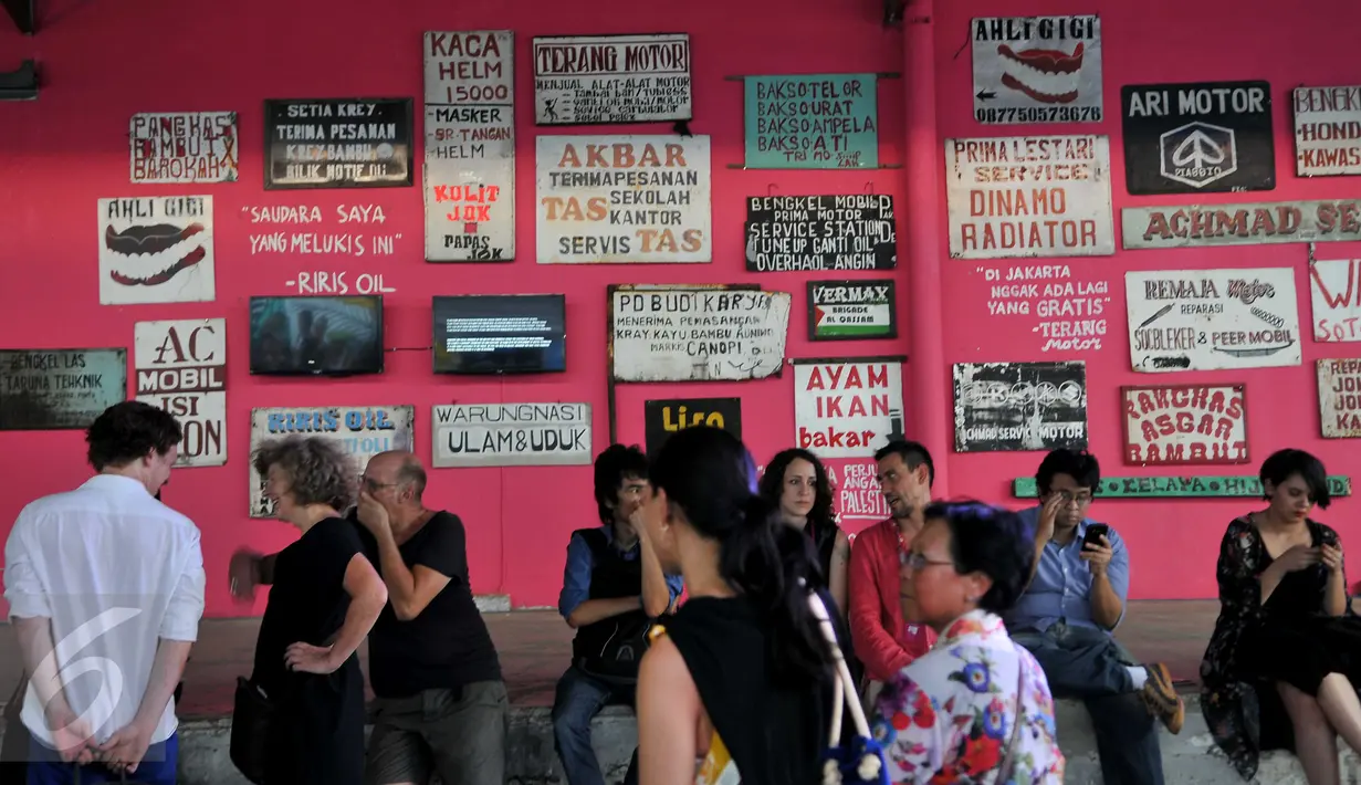 Karya yang dipamerkan pada Pameran Jakarta Biennale fokus pada permasalahan ekonomi, sosial, lingkungan dan dinamika masyarakat saat ini, Jakarta, Sabtu (14/11/2015). Pameran ini diikuti seniman dari dalam dan luar negeri. (Liputan6.com/ Gempur M Surya)