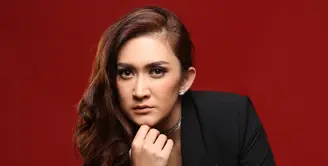 Penyanyi dan pemeran Nafa Urbach resmi menyandang status janda.  Gugatan yang diajukan beberapa waktu lalu itu akhirnya diputus secara verstek oleh majelis hakim Pengadilan Negeri Jakarta Selatan. (Febio Hernanto/Bintang.com)