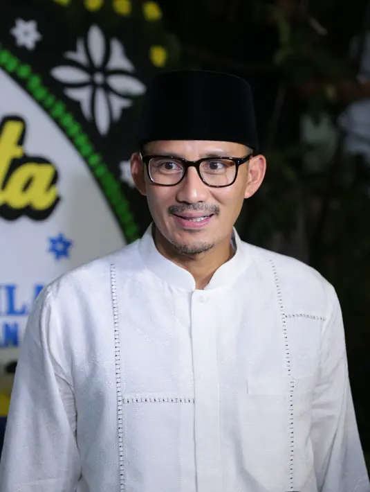 Jenazah kemudian disemayamkan di rumah duka di jalan Pinang nikel 4 blok PM no.17 Pondok Indah Jakarta Selatan. Dari pantauan di lokasi tampak sejumlah artis untuk melayat. (Adrian Putra/Bintang.com)