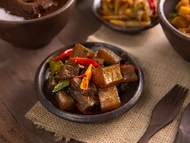 Menu Ramadan Hari Ini Krecek Bumbu Kecap Ubi Goreng Karamel Sop Ayam Brokoli Lifestyle Fimela Com