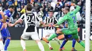 Kiper Sampdoria, Emiliano Viviano, berusaha mengamankan gawang dari serangan Juventus pada laga Serie A di Stadion Allianz, Turin, Minggu (15/4/2018). Juventus menang 3-0 atas Sampdoria. (AFP/Alessandro Di Marco)
