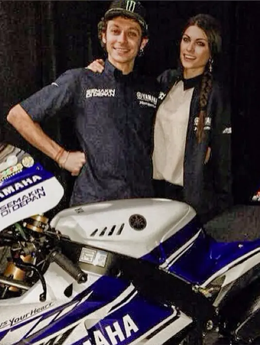 Setelah "berkelana" dengan beberapa perempuan cantik, Rossi akhirnya berpacaran dengan Morselli pada 2012. Keduanya terlihat bersepeda motor beberapa kali di paddock. (Via Instagram/@Lalindaa)