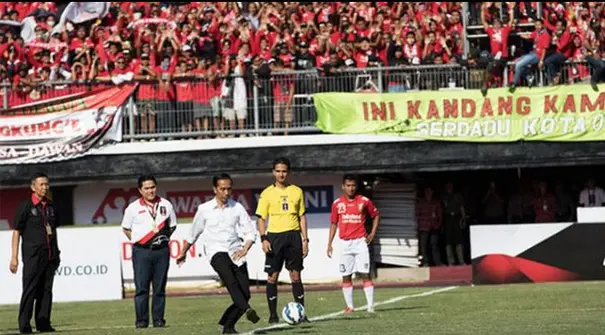 Presiden Republik Indonesia Ir H Joko Widodo membuka turnamen Piala Presiden 2015 di Stadion I Wayan Dipta, Gianyar, Bali, Minggu (30/08/2015).