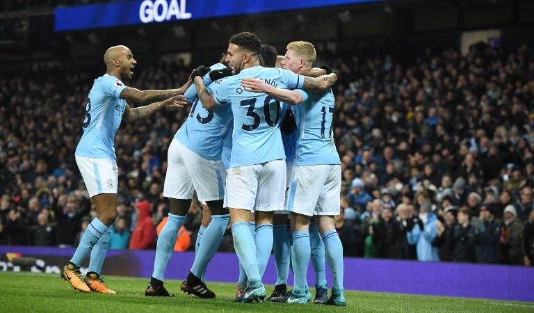 Para pemain Manchester City merayakan gol ke gawang Tottenham Hotspur pada laga Premier League di Stadion Etihad, Sabtu (16/12/2017). (AFP/Oli Scarff)