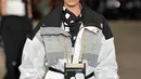 Model cantik, Bella Hadid berjalan di catwalk dalam balutan koleksi Marc Jacobs Spring/Summer 2018 selama New York Fashion Week, Rabu (13/9). Bella tampil sporty memakai jaket warna hitam putih dengan turban warna senada. (SLAVEN VLASIC/GETTY IMAGES/AFP)