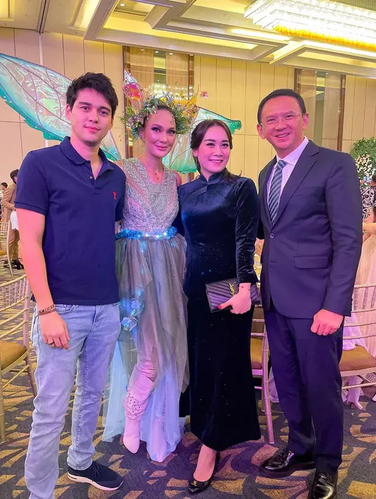 Dress hijau yang dikenakan Luna Maya semakin sempurna membuatnya menjelma jadi Tinkerbell dengan tambahan aksesori rambut, berupa bunga dan dedaunan, serta high boots putih. [Foto: Instagram/lunamaya]