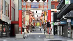 Suasana sebuah jalan di Pecinan Melbourne, Australia (3/8/2020). Negara Bagian Victoria mengeluarkan Status Darurat Bencana sejak Minggu (2/8) malam waktu setempat. (Xinhua/Bai Xue)