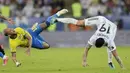 Striker Brasil, Neymar, terjatuh saat berebut bola dengan bek Argentina, Nicolas Otamendi, pada laga final Copa America 2021 di Stadion Maracana, Rio de Janeiro, Brasil, Minggu (11/7/2021). (Foto: AP/Silvia Izquierdo)