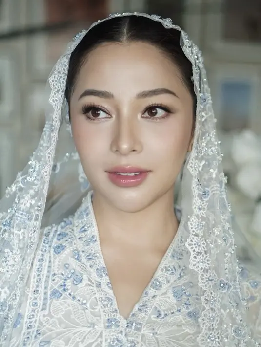 Nikita tampil memesona dengan fresh makeup look dalam rona pink yang segar pada pipi dan bibirnya. [@evalovira].