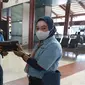 Halimah (kanan), petugas kebersihan di Bandara Soetta yang menemukan dompet berisi cek senilai Rp 35 miliar, Jumat (29/10/2021). (Liputan6.com/Pramita Tristiawati)