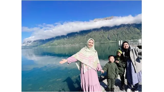 6 Potret Kedekatan Oki Setiana Dewi dan Ibunda Selama di Swiss, Penuh Kehangatan