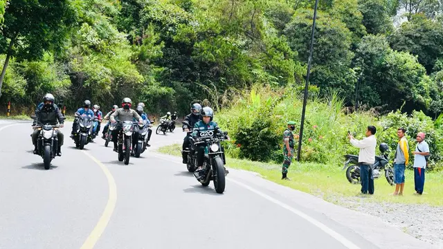 Presiden Joko Widodo atau Jokowi mengendarai sepeda motor Kawasaki W175 saat melakukan kunjungan kerja ke Kabupaten Toba, Sumatera Utara, Rabu (2/2/2022).