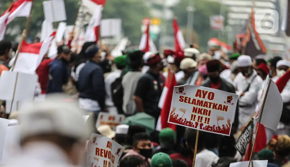Massa aksi menolak omnibus law saat unjuk rasa di area sekitar Patung Kuda, Jakarta Pusat, Selasa (13/10/2020). Massa mulai berdatangan sejak pukul 11.10 WIB.  Kedatangan massa seiring dengan mobil komando aksi yang juga tiba di lokasi. (Liputan6.com/Faizal Fanani)