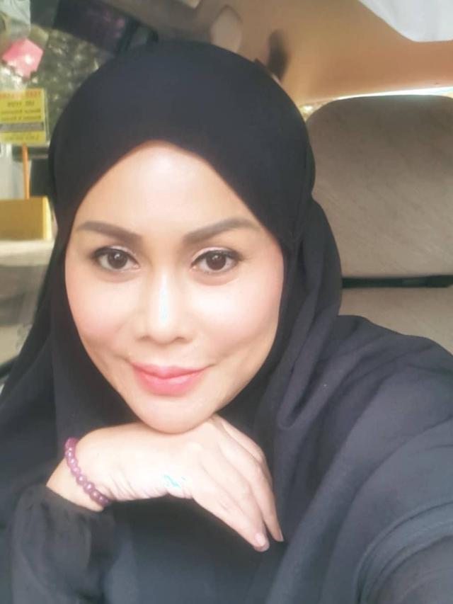 Potret Terbaru Mak Vera Mantan Manajer Olga Syahputra, Kini Mantap Tampil Berhijab. (Sumber: Instagram/makverazanobia)