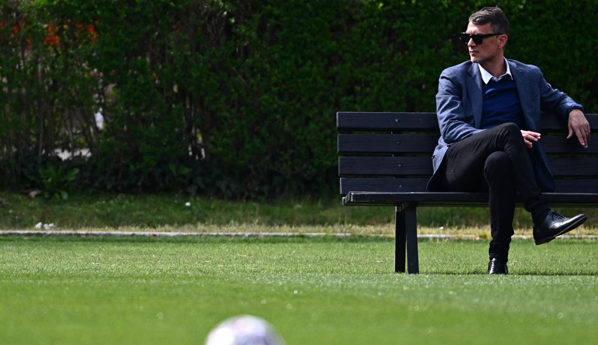 Direktur Teknik AC Milan, Paolo Maldini memantau langsung latihan jelang pertandingan leg pertama perempat final Liga Champions 2022/2023 antara AC Milan melawan Napoli yang berlangsung di Milanello training center, Carnago, Milan, Selasa (11/4/2023). (AFP/Gabriel Bouys)