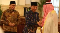 Presiden Jokowi (tengah) menyalami Pangeran Khalid bin Sultan Abdul Aziz Al Suud saat menggelar pertemuan di Istana Negara, Jakarta, Kamis (22/3). Para peserta MHQH tingkat Asean Pasifik ke-10 juga turut hadir. (Liputan6.com/Angga Yuniar)