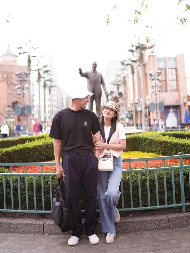 Potret Sandra Dewi dan Harvey Moeis Liburan Berdua di Disneyland
